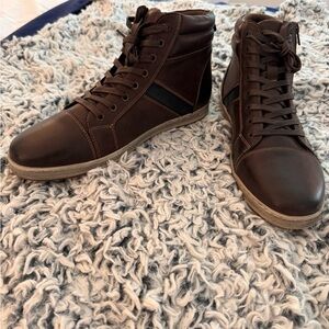 Men’s leather hightop zipper and tie closure fashion sneaker